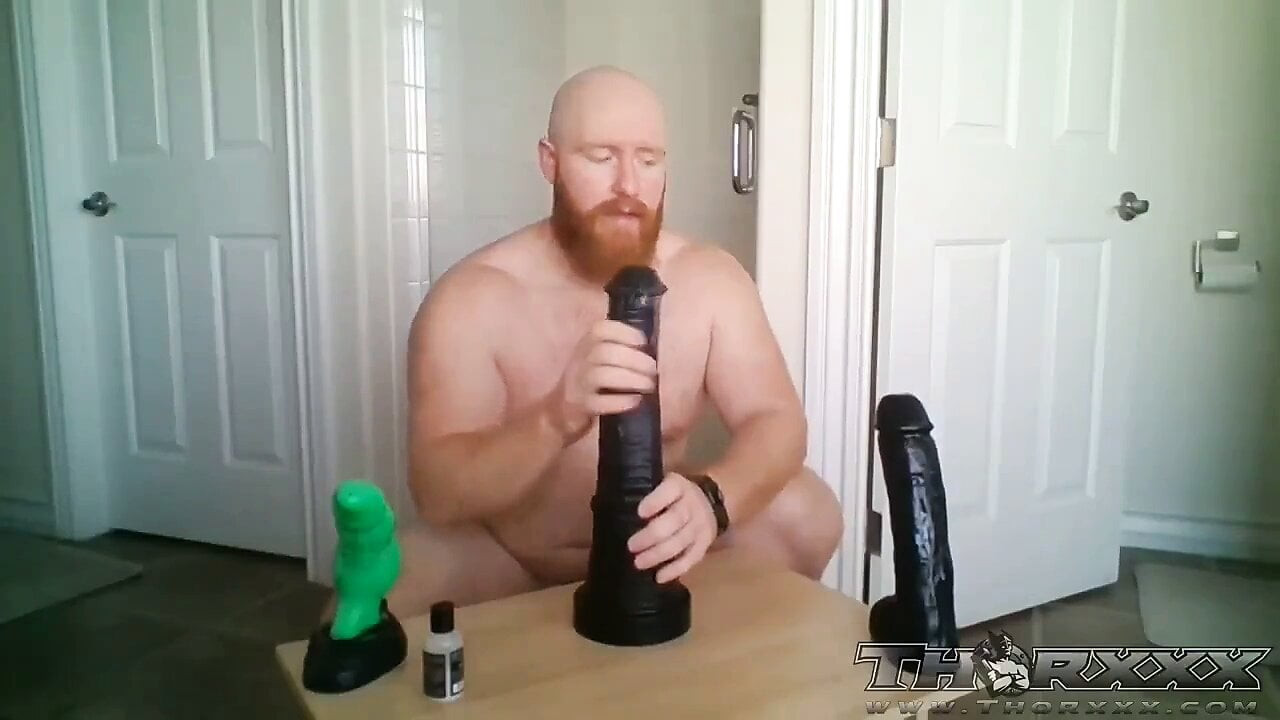 Weißer Mann liebt große Dildos