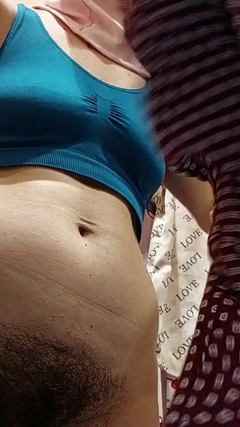 Ikonischer moment aus "Sexy brünette probiert strumpfhosen, behaarte muschi, dicker arsch, dicke titten an. "amateur-ehefrau behaarte muschi"