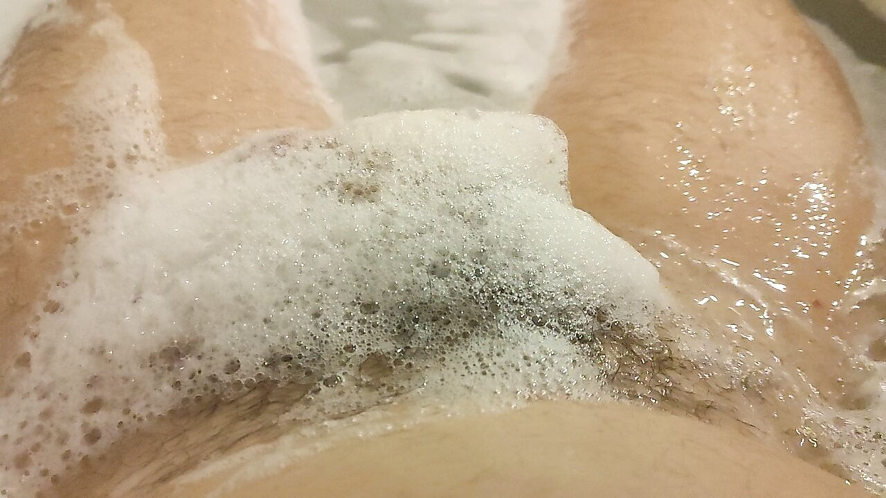 Ich verstecke meinen Schwanz in Badeschaum
