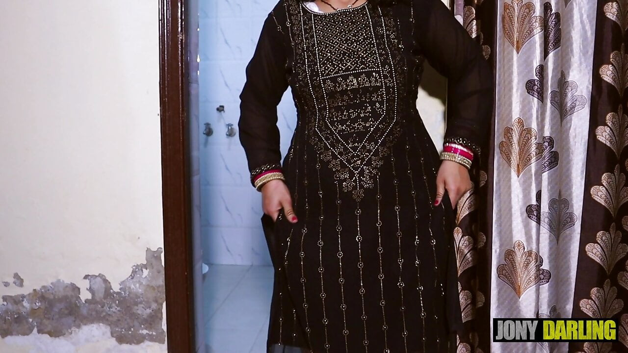 Punjabi Bhabi Ne Bihari Ko Muth (Handjob) Maarte huye Pakda, Moonh Pe baith kar choot chatwaayi,Hindi and Punjabi Audio