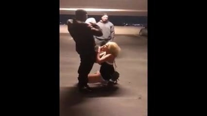 MILF rubia chupandola en publico
