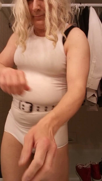 Transwoman stripperin kommt in einen tanz zum aufwärmen