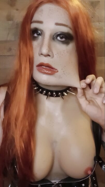Rauchen in weiblicher Maske