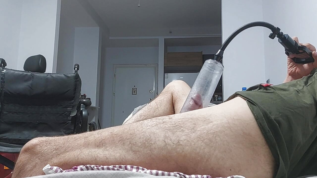 Behinderten typ wichs, ohne mit seinem fetten schwanz zu spielen, sondern mit einem pumper!