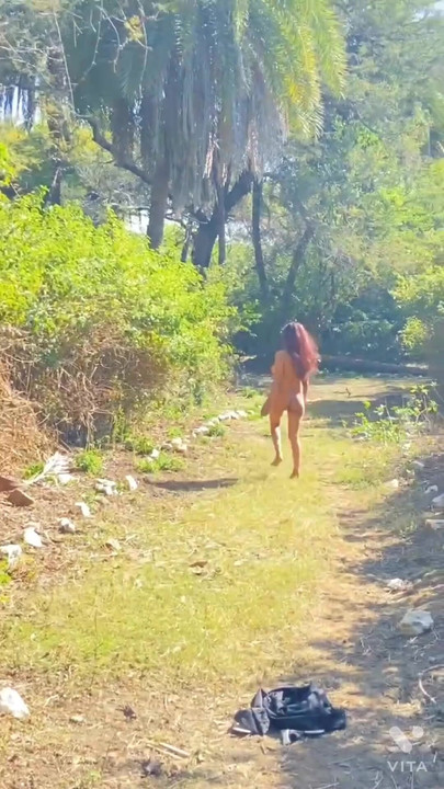 Nackter Spaziergang im Dschungel