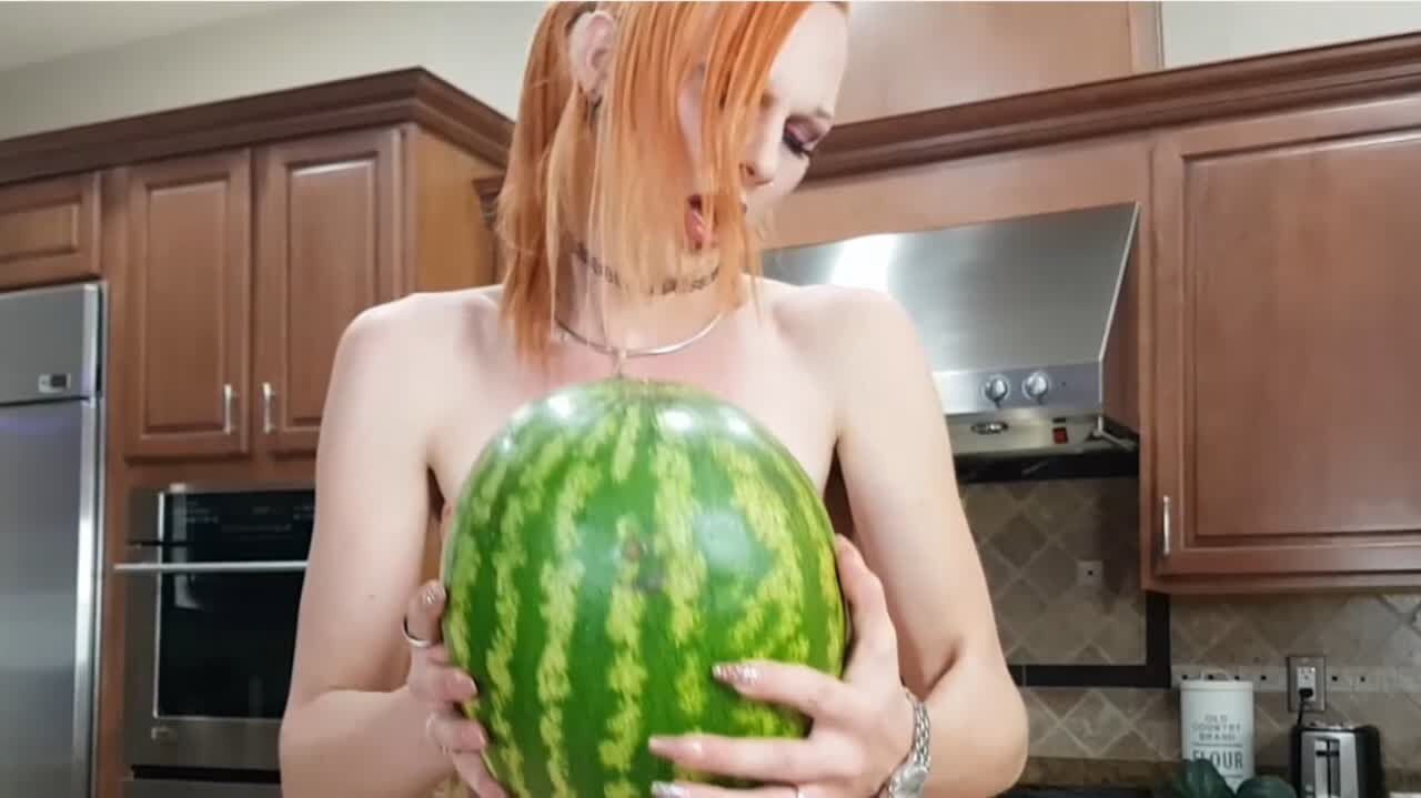 SARINAANDROBIN - Sarina Havok fetisch spielt mit Früchten