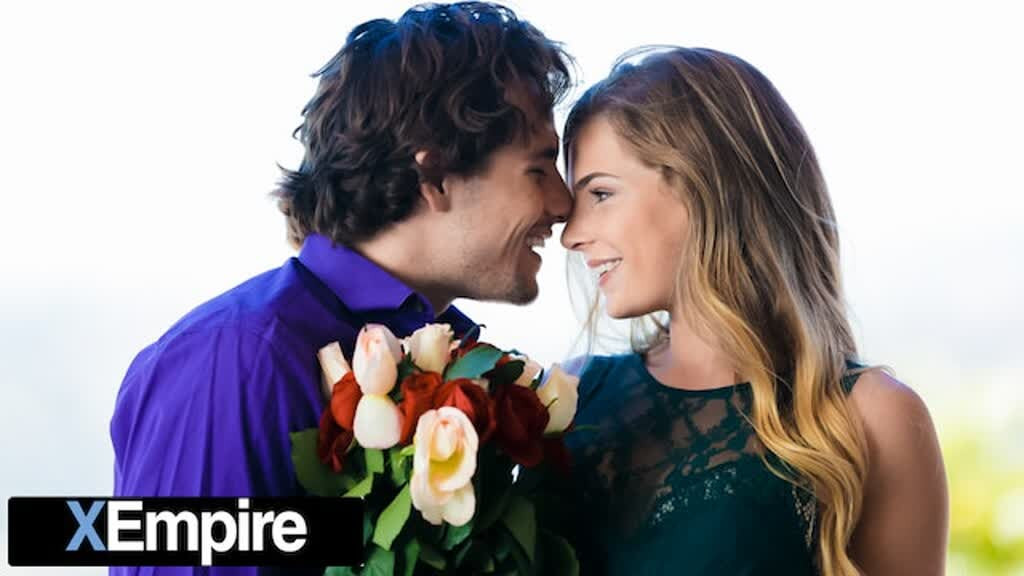 Hübsche blondine mit knallendem körper zertrümmert brocken beim 1. date