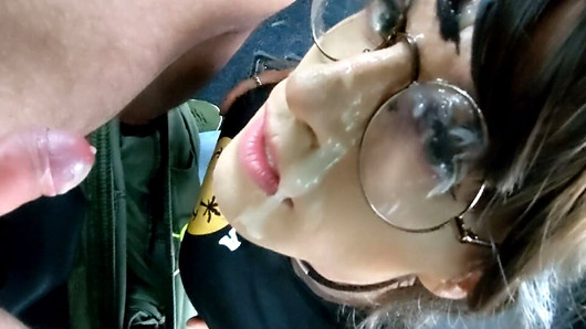 Tranny Girl wird beim Spontan-Blowjob voll ins Gesicht gespritzt! Das gehört stolz präsentiert!! POV