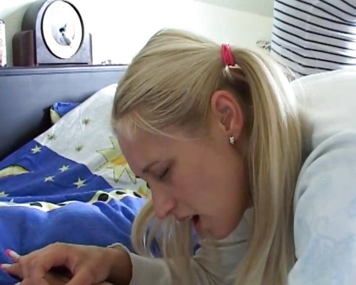 Heißes deutsches Camgirl bekommt in ihrer Show ihr enges Arschloch eingeölt und gefingert! Präsentiert von EroticOnly