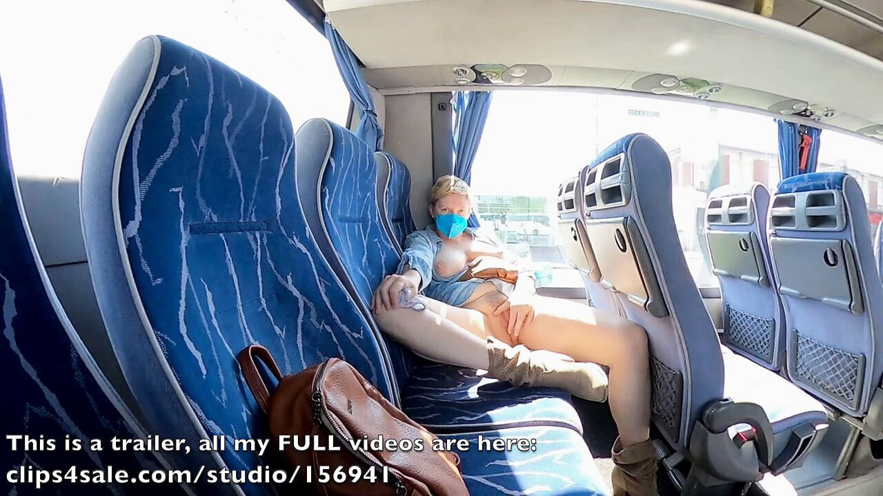 Exhibitionistische MILF zieht blank und bekommt zum Orgasmus mit gekreuzten Beinen in einem öffentlichen Bus