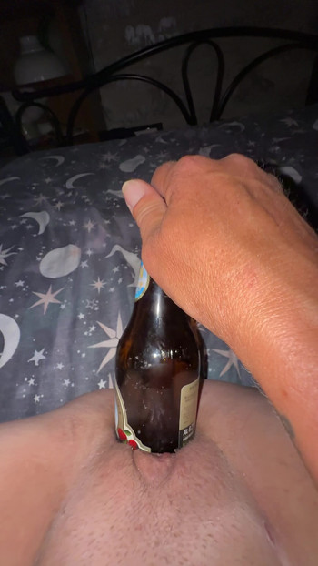 MILfs bedürftige muschi mit einer flasche und einem frechen schwanz und knallen am ende