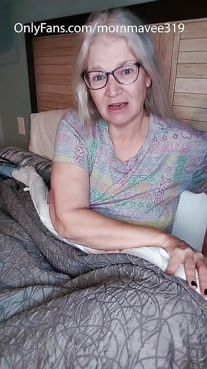 Heiße milf masturbiert, nachdem sie sich von ihrem freund trennt!