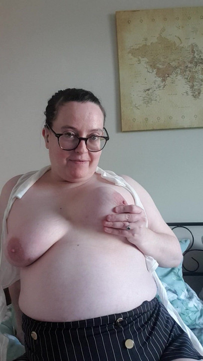 Sexy sekretärin spielt mit ihren großen brüsten