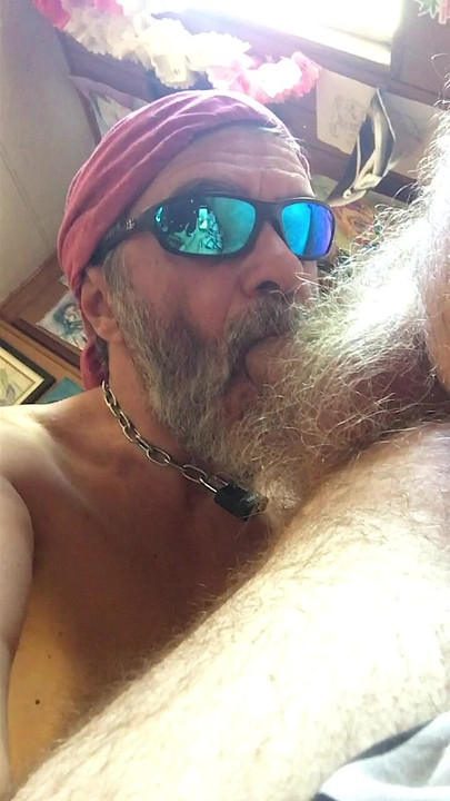 Blowjob und spermaschlucken von einem fantastischen behatischen hintern
