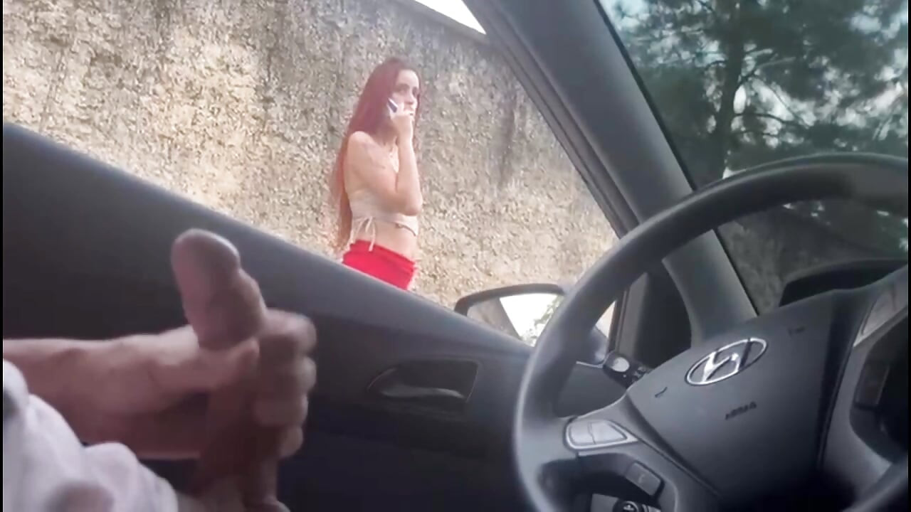 Riskante masturbation auf der straße und eine schöne frau, die mich ansieht!
