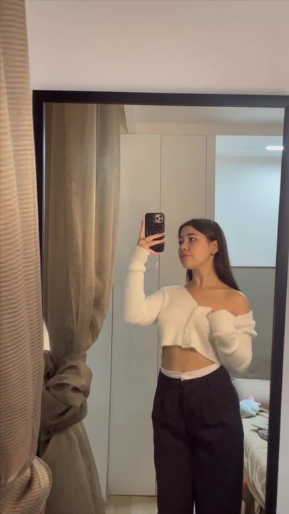 Sexy freundin macht sich vor dem spiegel nackt