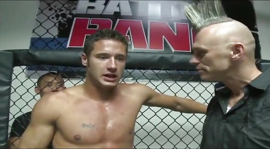 Stacy Adams hÃ1/4pft im MMA-käfig auf den schwanz des gewinners und schluckt sein sperma