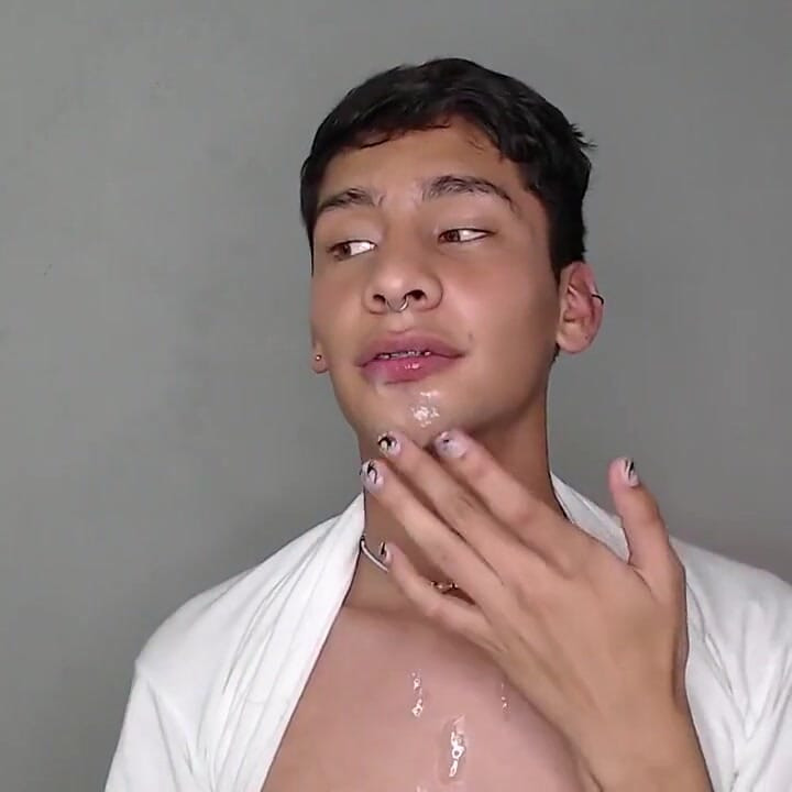 Ich will dir dieses schöne sperma geben, aber aus versehen bin ich in meinen mund gefallen und es schmeckte bitter, am ende mochte ich den geschmack
