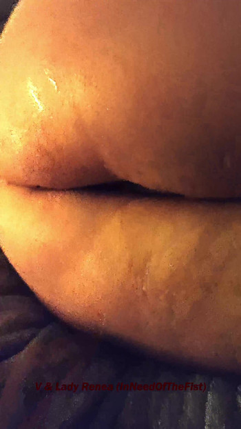Niedrige Qualität, kurzes Video von einer schmerzhaft harten Amateur-Muschi, die sie trainiert