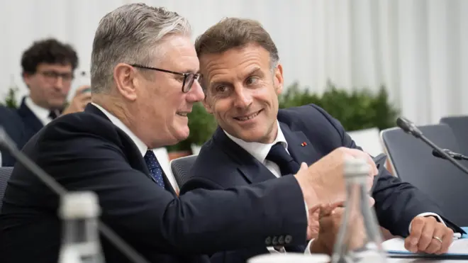 Thủ tướng Anh Keir Starmer (trái) và Tổng thống Pháp Emmanuel Macron tại hội nghị thượng đỉnh Cộng đồng Chính trị châu Âu hôm 4/5