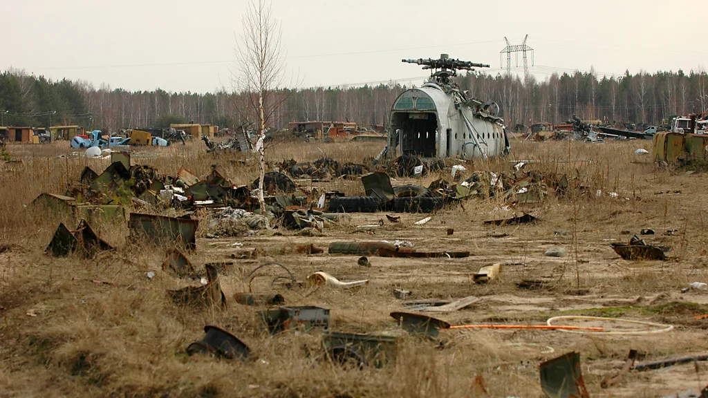 Derelict Mil Mi-6 helicopter at Rassokha in 2006 (Credit: Phil Coomes/ BBC)