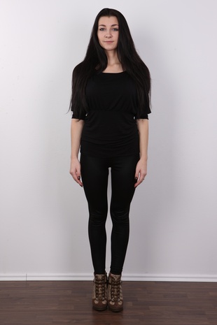 2. Download full pics of model Anna (23) from czechcasting.com