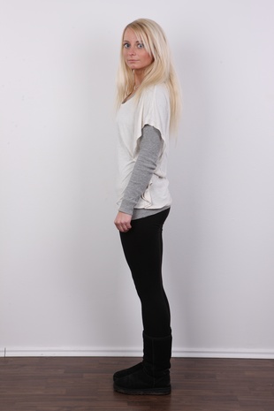 3. Download full pics of model Silvie (23) from czechcasting.com