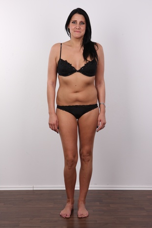 7. Download full pics of model Iva (28) from czechcasting.com