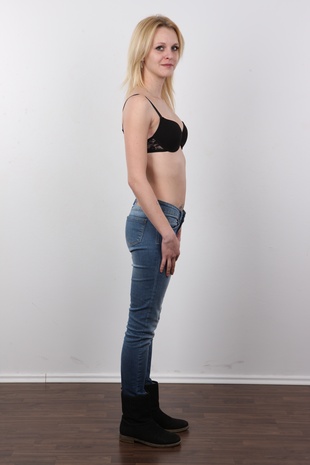 5. Download full pics of model Veronika (26) from czechcasting.com