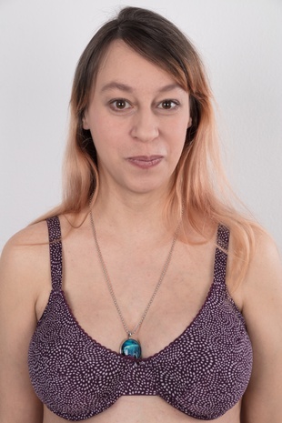 5. Download full pics of model Hana (29) from czechcasting.com